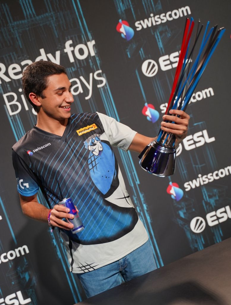 SenpaiRekt after he won the Swisscom Hero League FInal