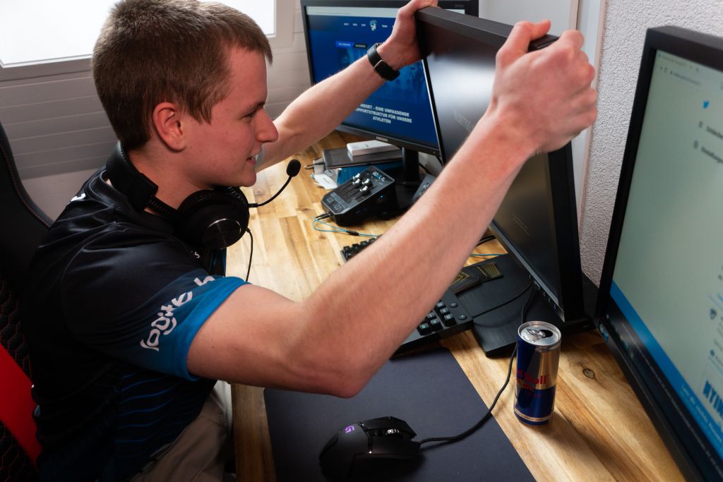 Shark of R6 Team is holding his desktop in "anger"